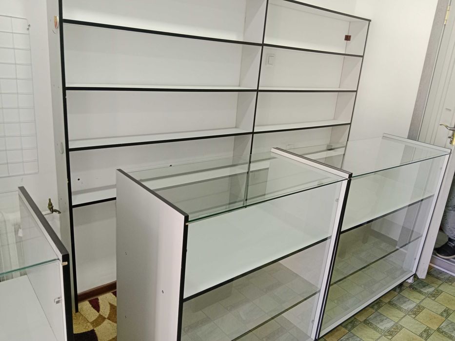 Продаются полки со стеклянными стеллажами для магазина