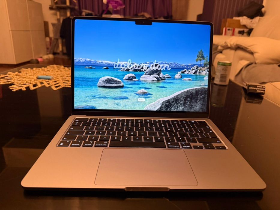Vând MacBook Air 13.6
