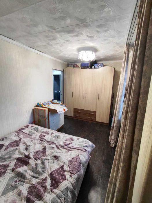 Продам  2х комнатную  Космонавтов 4