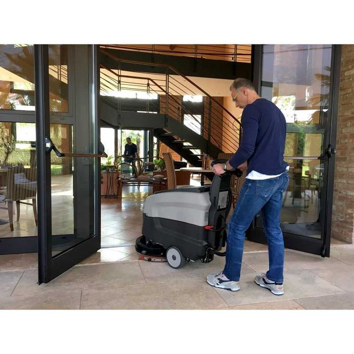 Masina de spalat si curatat pardoseli Lavor Dynamic 45B alimentare 24V