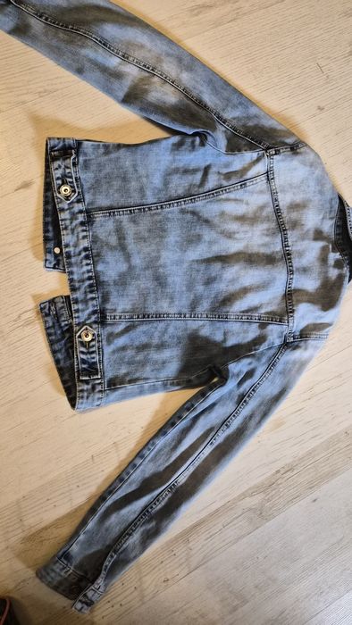 Късо дънково яке с накъсан ефект