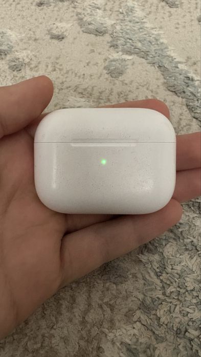 airpods pro.