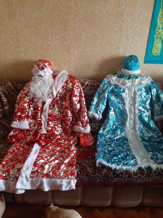 Костюмы Деда мороза, и снегурочки.