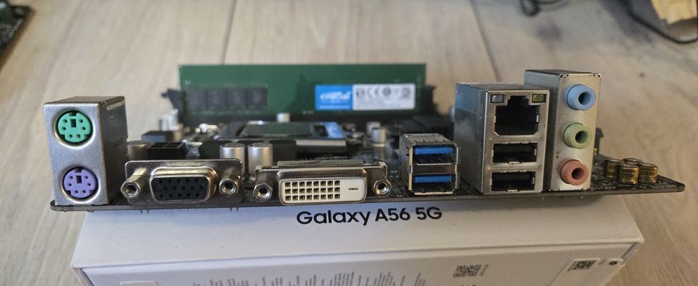 Vând placa de baza GIGABYTE GA-H110M-S2V, processor i3-6100, RAM DDR4 4GB