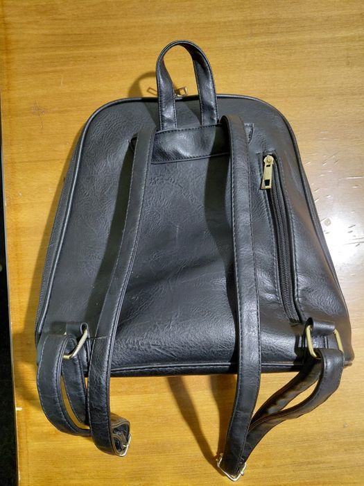 Rucsac & Poșetă 2-în-1 Negru Elegant – Detalii Aurii (Stare Excelentă)