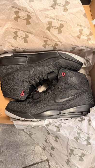 Nike jordan bred marimea 45,5 purtati odata.