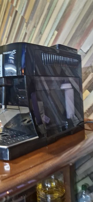 Продавам кафе автомат Делонги