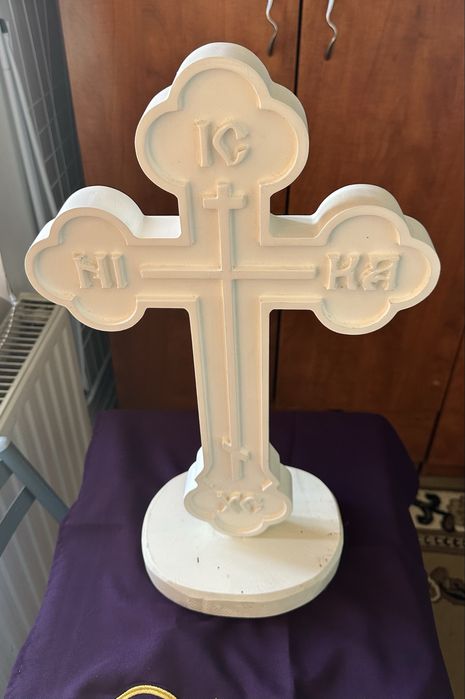 Cruce din lemn cu postament