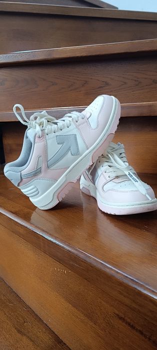 De vânzare  Off -White out of office