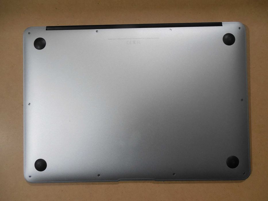 Vand laptop A1466 Macbook Air 2015 13 inch 4GB SSD 128GB baterie 8 ore astect ca nou