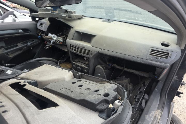 Hayon / Haion cu luneta Opel Astra 2005 1.9 CDTI MT (150 hp)