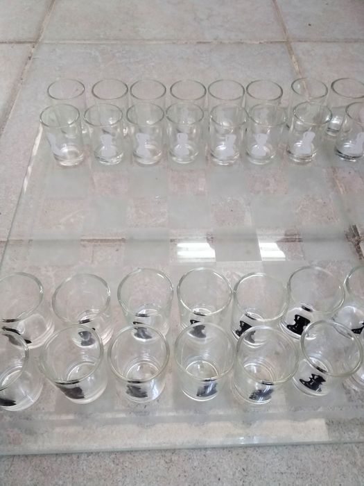 Шах от стъклени чашки