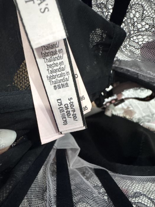 Victoria’s Secret, bustiera noua cu eticheta