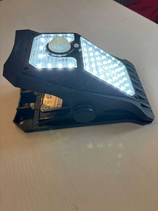 Lampa solara cu 3 moduri, clips de agatare sau suruburi, 300 lumeni