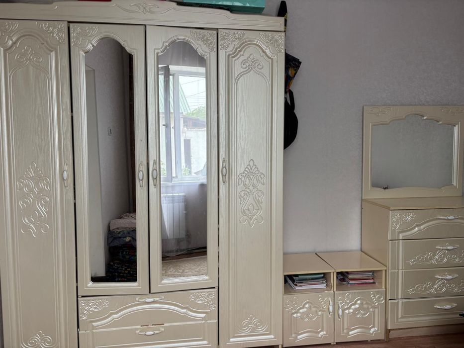 Продам спальный гарнитур без кровати
