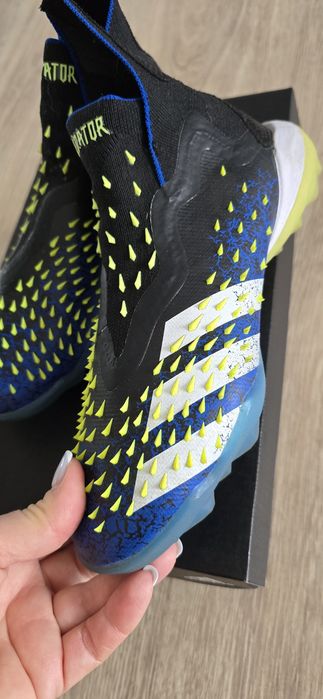 Продам кроссы Adidas для футбола сороконожки 36 размер