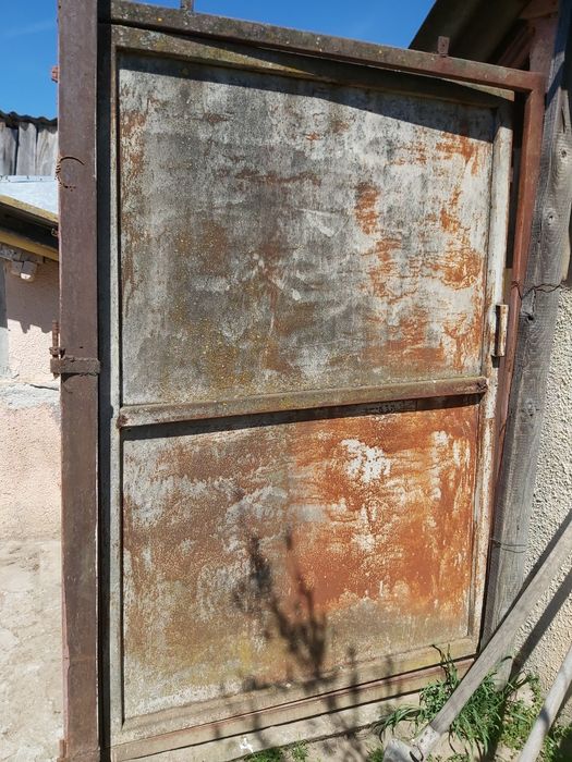 Vand 2 porti din fier vechi