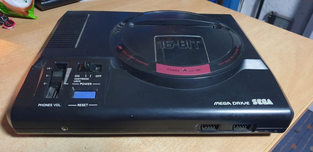 Продам Sega Mega Drive 1 модели, полноплатный клон.