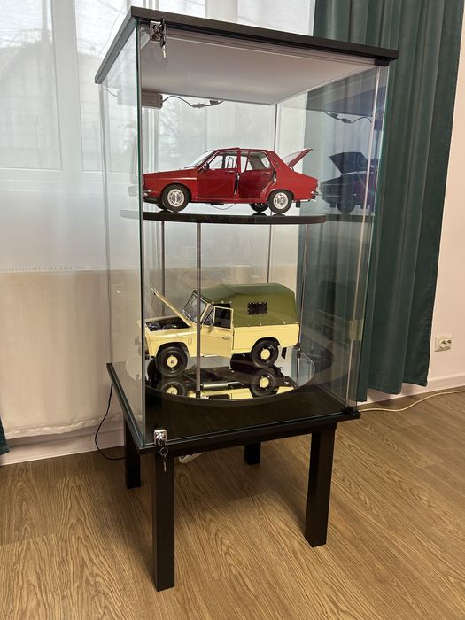 Macheta Dacia 1300, 1:8 si Macheta Aro 240 + vitrina