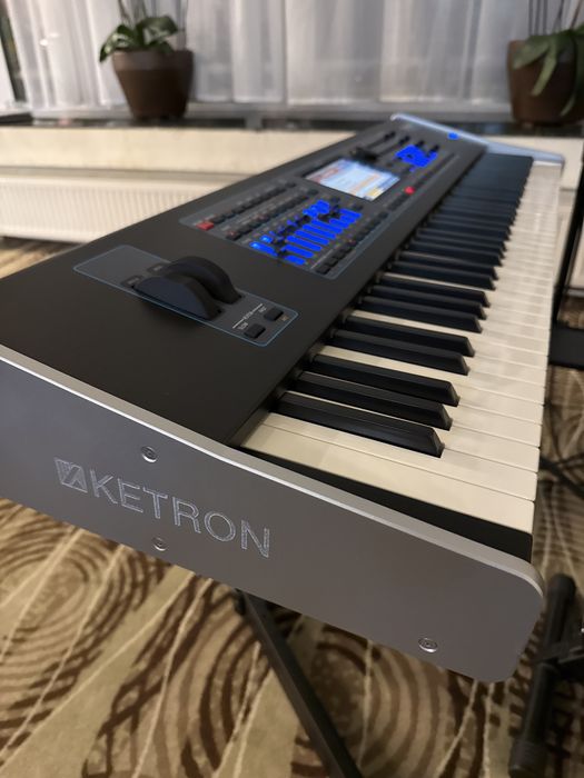 Ketron Event 76 cu garantie
