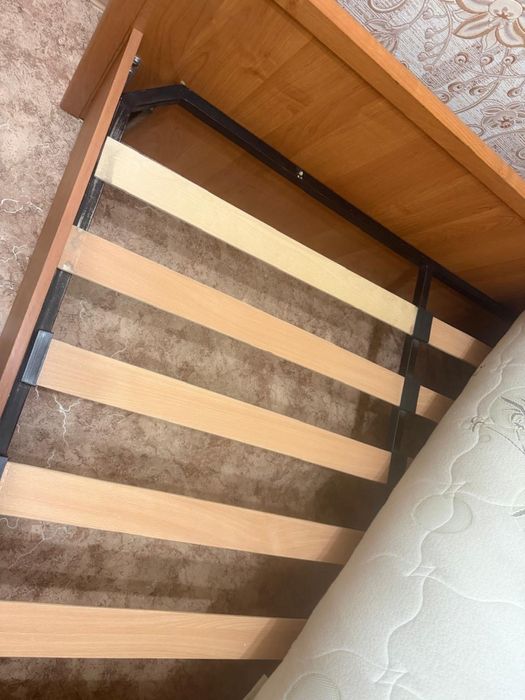 Продам кровать с матрацем