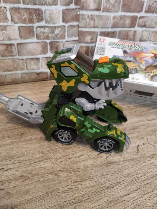 Jucărie dinozaur transformabilă cu lumini,muzică si ,,fum''