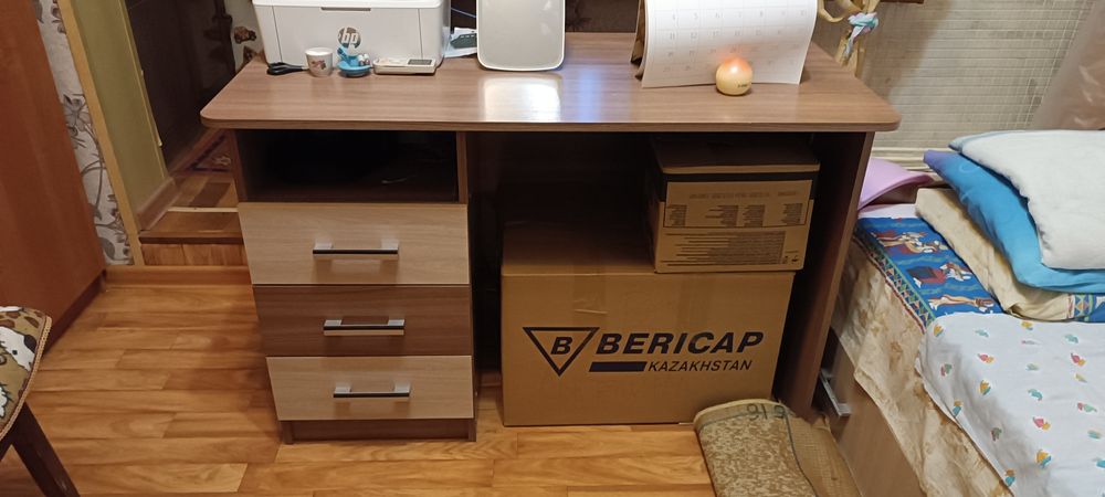 Стол письменный.