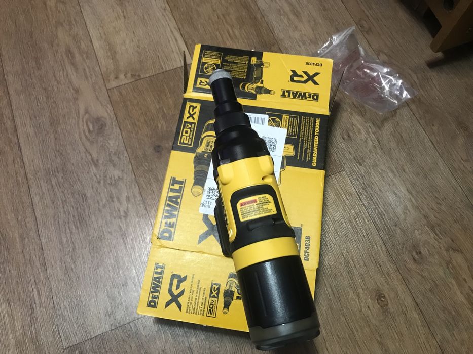 Заклепочник Dewalt DCF403