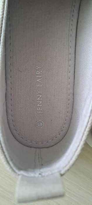 Обувки бежави...