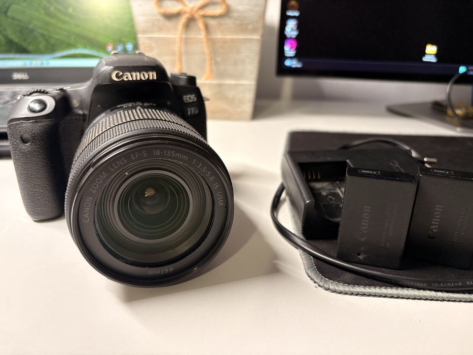 Aparat foto Canon EOS 77D + obiectiv Canon 18-135mm Nano USM