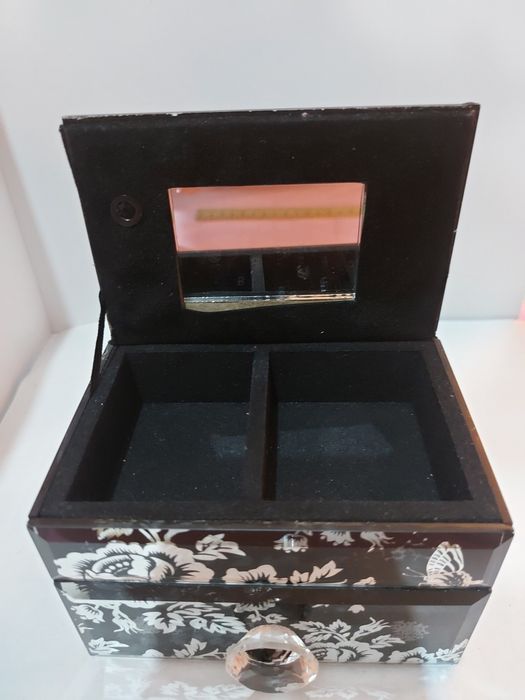 Шкатулка из стекла.