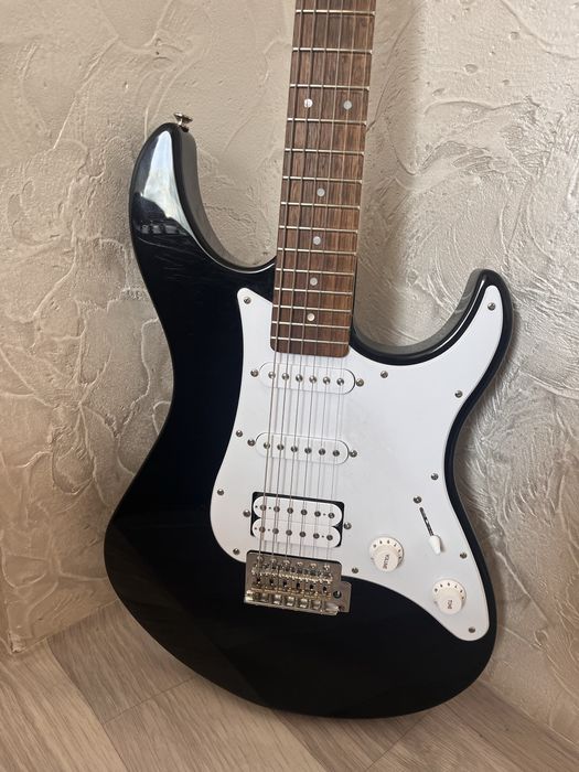 Yamaha Pacifica 012