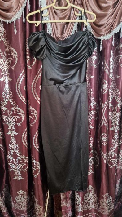 Vând rochie neagra din satin!