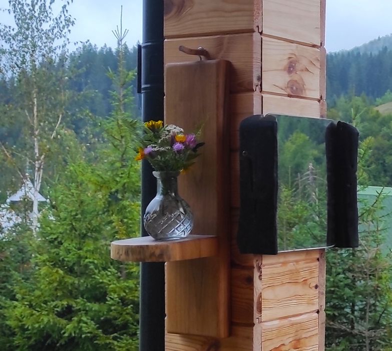 Obiecte de artizanat din lemn ( panoplie, masa, tocător, masa)