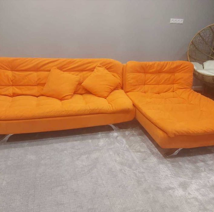 Диван угловой оранживый