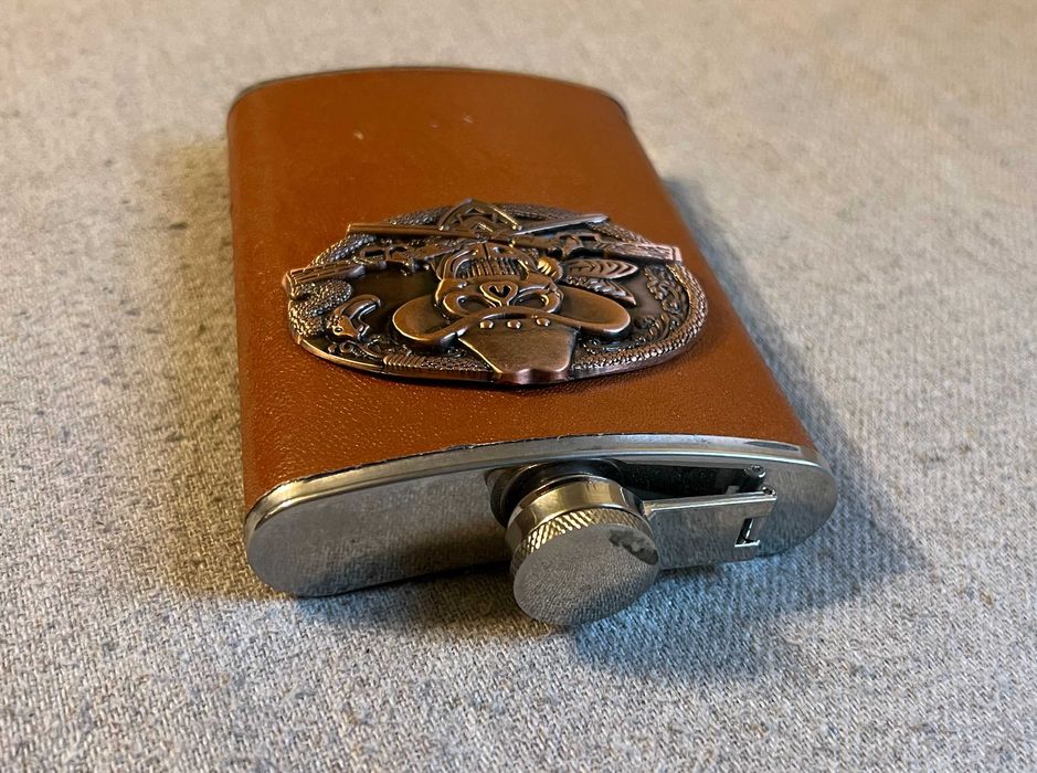 Ploscă inox 9oz îmbrăcată în piele, design cowboy craniu și revolvere