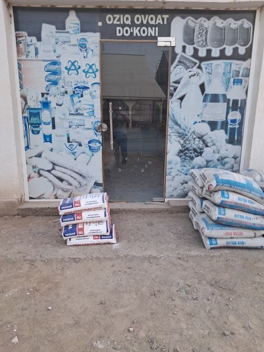 Magazin eshigi oynali