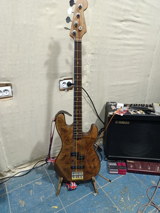 Продаю бас гитару Action 2002 срочно