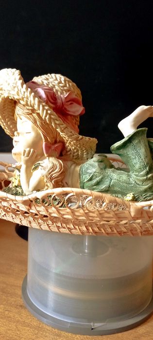 Порцеланова фигурка,дете с шапка