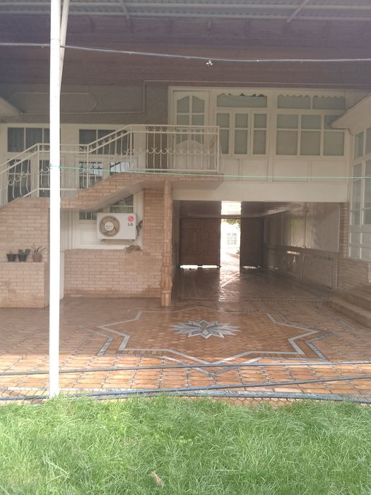 Uy sotiladi tez katta hovli 10sotix 11xona