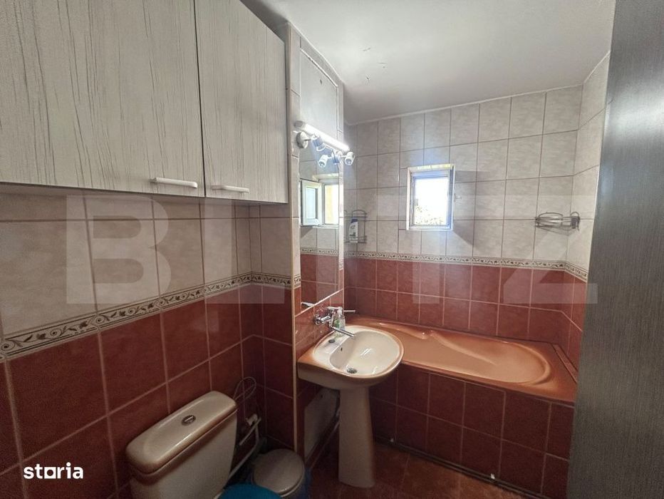 Apartament cu 3 camere, decomandat, centrala si AC, zona Helin Ciuperc