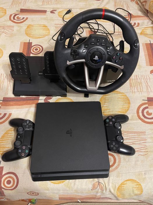 Vând PlayStation 4 , volan cu pedale , 2 manete , și jocurile atașate