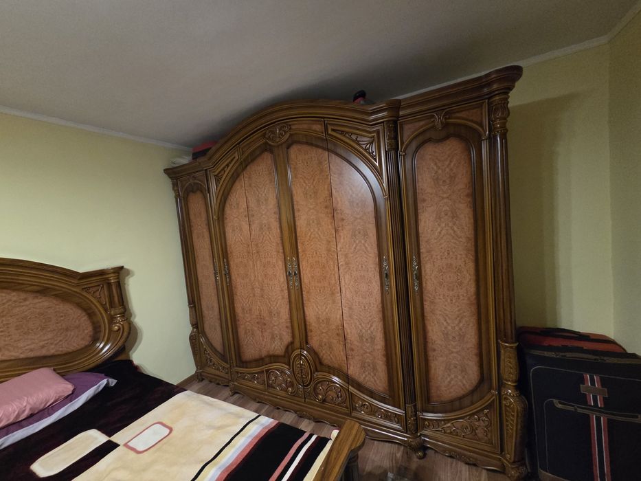 Mobila de dormitor din lemn masiv