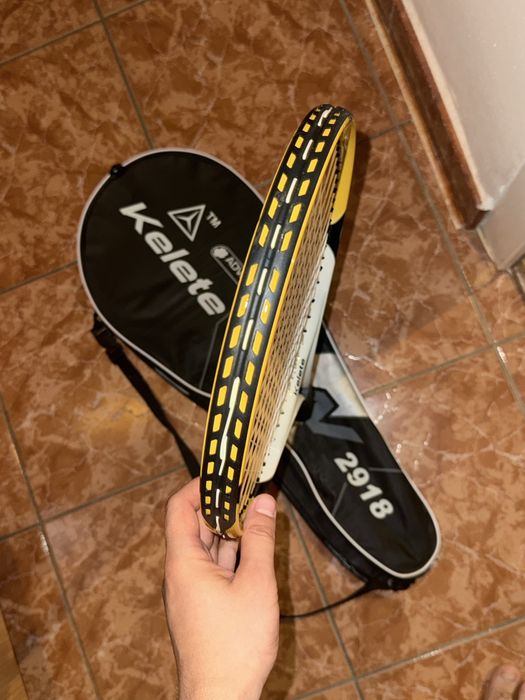 Paleta de tenis Kelete plus set de trei mingi wilson