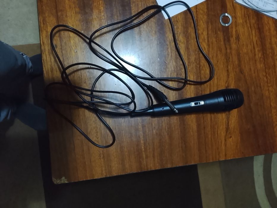 Vând microfon cu fir