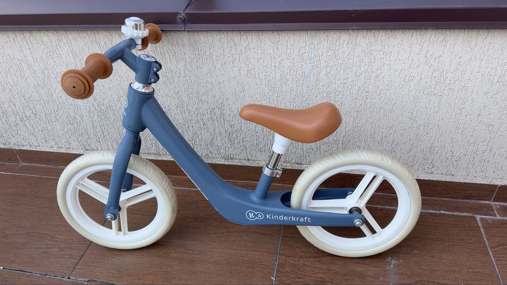 Bicicletă fără pedale Kinderkraft Fly Plus– Albastru denim cu sonerie
