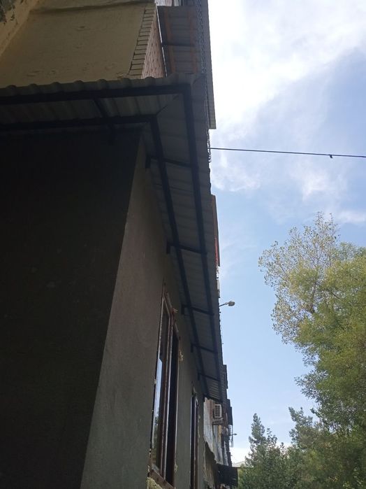 Установка козырьков над  окнами быстро и качественно.