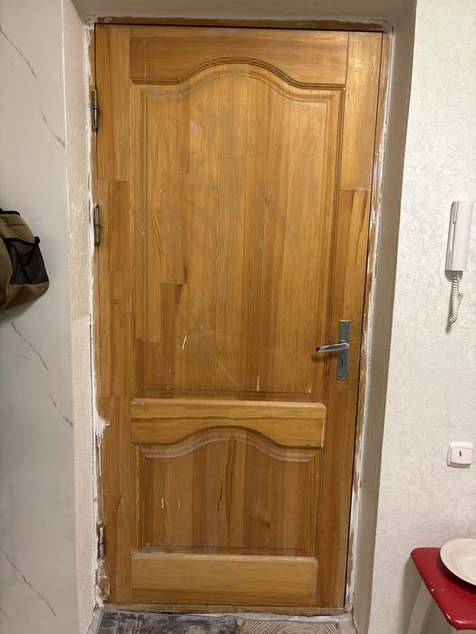 Продам деревянную дверь