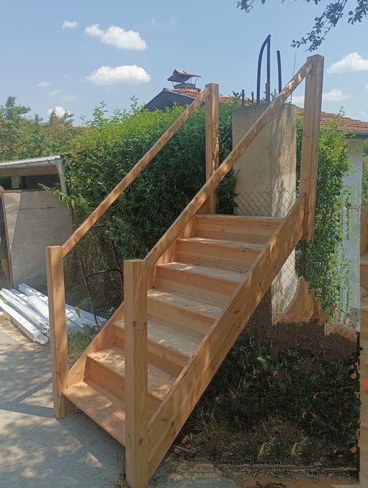 Дървено стълбище с парапет