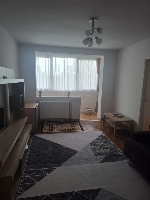 Închiriez apartament cu 2 camere